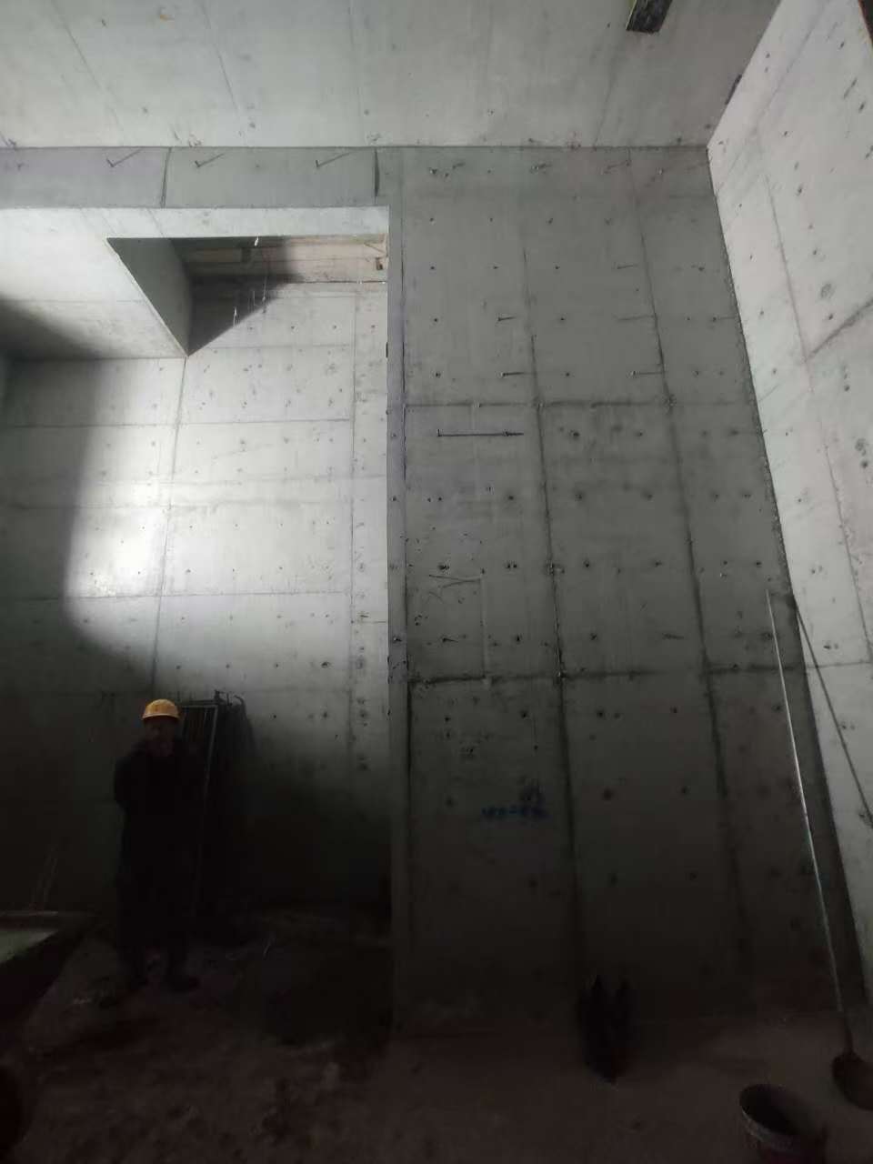 广阳墙上开槽钢筋断了有影响吗